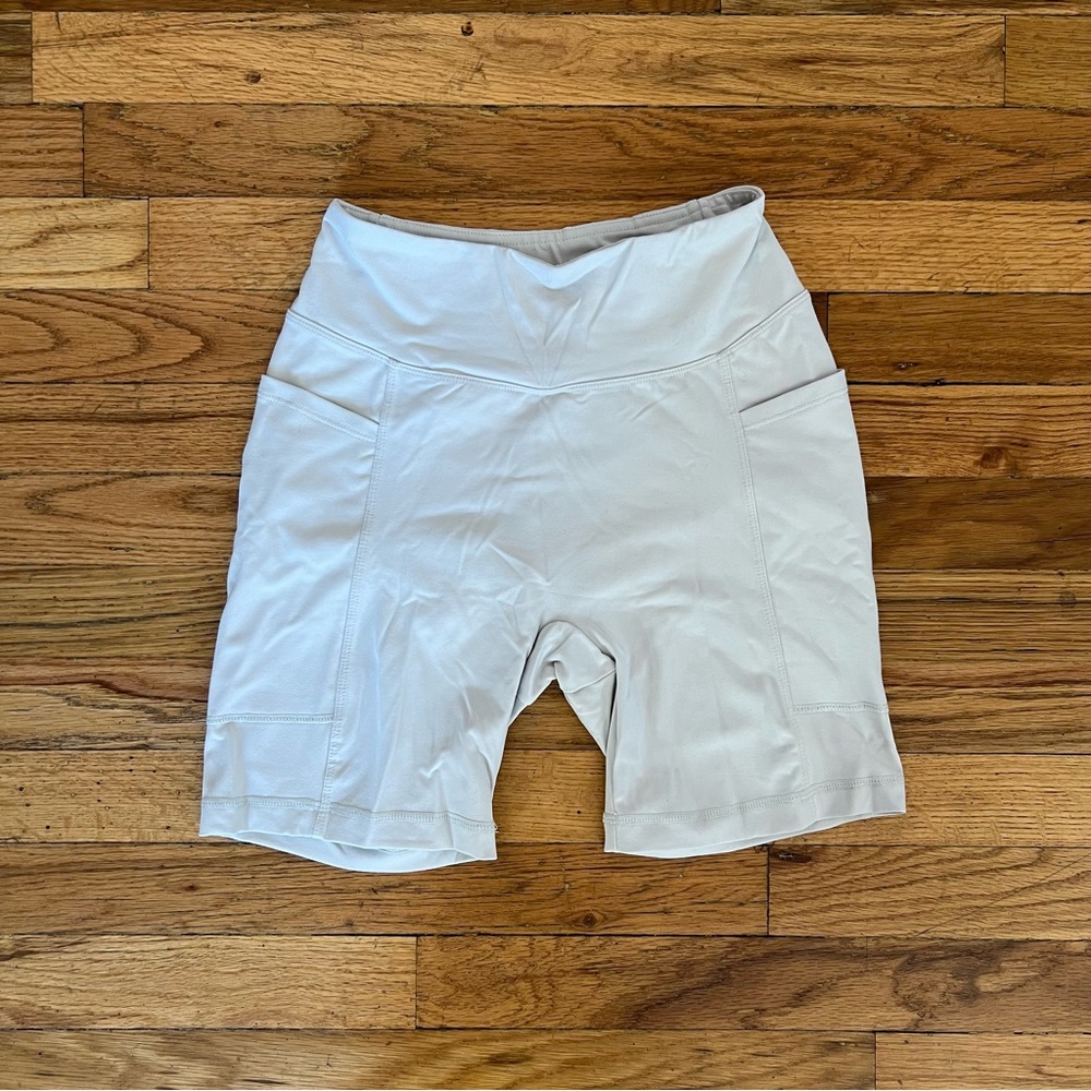 NWOT BO+TEE ROBUST HIGH WAIST BIKER SHORTS WITH POCKETS IN GREY